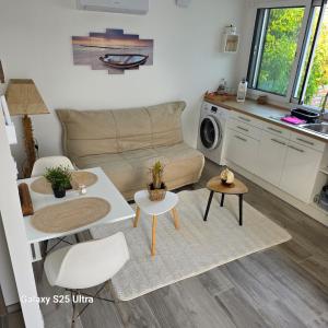 ein Wohnzimmer mit Sofa und Tisch in der Unterkunft Chez philo in Alata