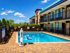 a swimming pool in front of a building at Chattanooga Heritage Inn in Silverdale