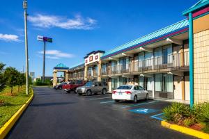a parking lot in front of a hotel at Chattanooga Heritage Inn in Silverdale