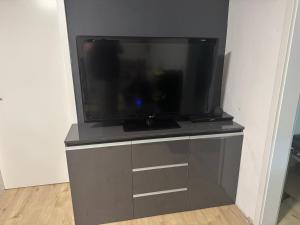 a flat screen tv sitting on top of a dresser at BaumTraum in Fürthen