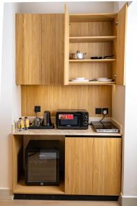 a kitchen with a counter with a microwave and a toaster oven at فندق ايفر in Riyadh