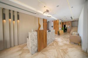 an office with a lobby with a reception desk at فندق ايفر in Riyadh