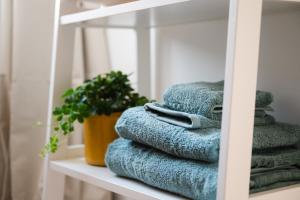 a stack of towels on a shelf in a bathroom at Kortbie Zee in Biggekerke +20 photos