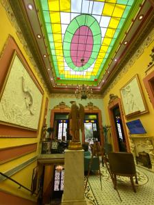 a room with a statue and a stained glass ceiling at LocoAmor in Montevideo