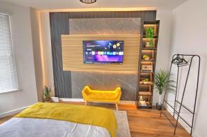 a bedroom with a bed and a tv on a wall at Modern Family & Contractor Home - Free Parking - Garden - Sleeps 6 - Fast WiFi - in Bristol