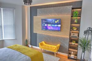 a bedroom with a flat screen tv on a wall at Modern Family & Contractor Home - Free Parking - Garden - Sleeps 6 - Fast WiFi - in Bristol