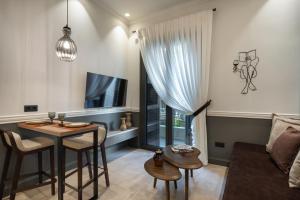 Televizors / izklaižu centrs naktsmītnē Kosmitis Suites Athens