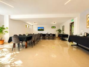 a large dining room with tables and chairs at Vila Emerald Residence in Râşnov