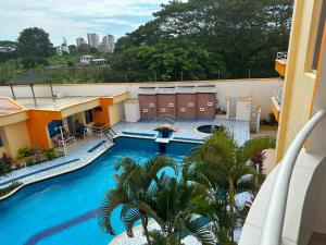 an overhead view of a swimming pool on a building at Departamento impecable en Tonsupa, Conjunto Vacacional Salaverry VI in Tonsupa