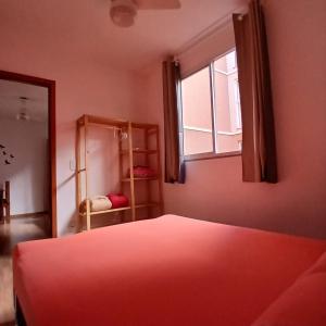 a bedroom with a bed and a window at Apartamento Sossego! in Uberaba