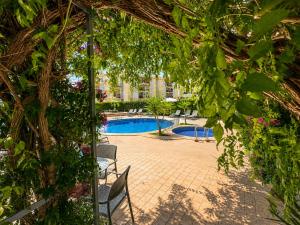 Bazén v ubytování Hotel Bella Mar nebo v jeho okolí