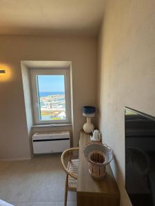 a room with a table and a window at Calabianca in Giglio Porto