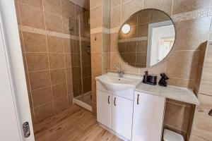 a bathroom with a sink and a mirror at Bright 2 Bedroom, Private Garden in Herzliya +6 photos