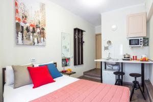エカテリンブルクにあるMini-Apartment Your Studio - 1の小さなベッドルーム(ベッド1台付)、キッチンが備わります。