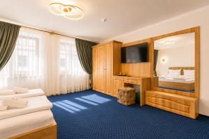 a hotel room with two beds and a mirror at Pensiunea Lara in Râşnov