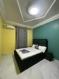 a bedroom with a bed in a room at Suite premium in Douala