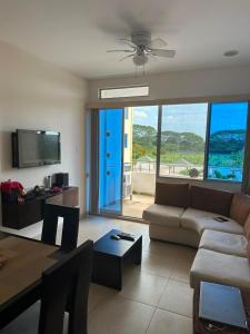 a living room with a couch and a table at Departamento impecable en Tonsupa, Conjunto Vacacional Salaverry VI in Tonsupa