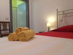 A bed or beds in a room at B&B Is Janas E5391