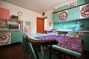 eine Küche mit einem Tisch und Stühlen im Zimmer in der Unterkunft Apartment in Ljubljana in Ljubljana