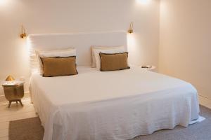 a bedroom with a large white bed with two pillows at Onder de Linde B&B in Valkenburg