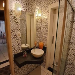 a bathroom with a sink and a mirror at Casa Aconchego! in Uberaba +31 photos