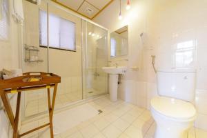 Ένα μπάνιο στο Warm House B&B +57 φωτογραφίες