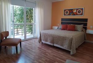 a bedroom with a bed and a large window at Aparts Lio Nell in Colón