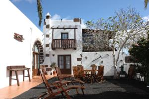 a house with chairs and a table in front of it at Casa Rural "La Molina" in Máguez