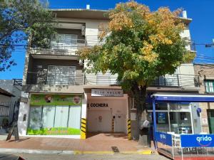 a building with a tree in front of it at Aparts Lio Nell in Colón