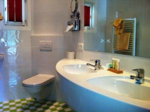 A bathroom at Seehotel Hoffmann