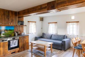 a living room with a couch and a table at Winzerhaus Löscherannerl in Kogl