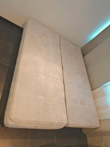 a mattress sitting on the ceiling of a bathroom at Boom Station & Schorre Suites in Boom