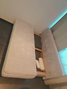 a bathroom with a bench with towels on it at Boom Station & Schorre Suites in Boom