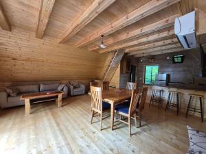 a living room with a table and chairs in a cabin at vila pataraia in Martvili