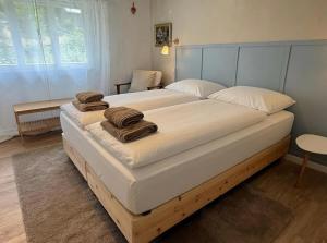 two beds in a bedroom with towels on them at B&B Heckerfeld in Burglahr