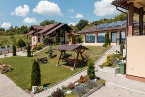 a house with a garden with a picnic table at Casa Leda in Sovata