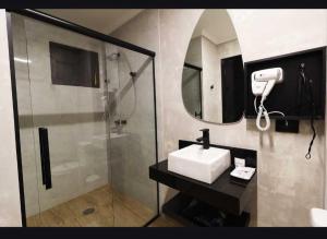 a bathroom with a sink and a shower at HOTEL KARINHO - Próximo ao Allianz Parque in São Paulo +43 photos
