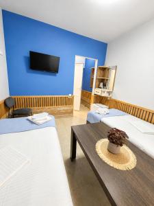 ein Zimmer mit zwei Betten und einer blauen Wand in der Unterkunft MarNar Hotel in Yerevan