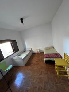 a bedroom with a bed and a desk and a window at Pousada e Hostel Rodo in São Carlos +8 photos