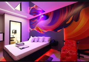 a bedroom with a bed with a colorful wall at HOTEL KARINHO - Próximo ao Allianz Parque in São Paulo
