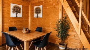 a dining room with a wooden table and chairs at Villa Soñada Setenil in Setenil
