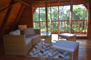 a living room with a couch and a table at Alma Silvestre in Puerto Triunfo