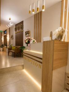 ein Empfangsbereich eines Salons mit einem Empfangstresen in der Unterkunft MarNar Hotel in Yerevan