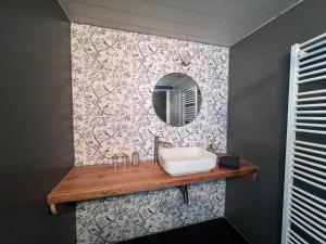 a bathroom with a sink and a mirror at Casa Vinea in Freyburg +21 photos