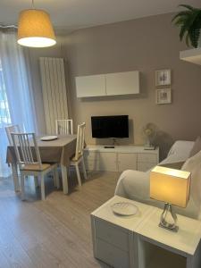a living room with a table and a dining room at Appartamenti al Rizzo dei Santi in Lovere