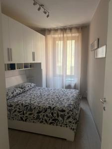 a bedroom with a bed and a window at Appartamenti al Rizzo dei Santi in Lovere