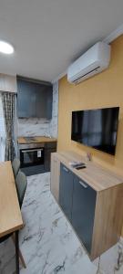 a room with a kitchen with a counter top at Тера Лакшъри Суит in Asenovgrad