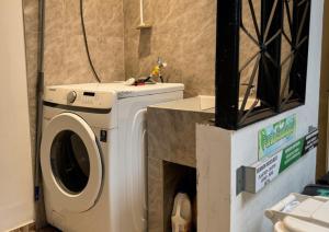 a washer and dryer in a small bathroom at Hotel Alcaraván Aguazul in Aguazul