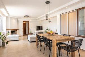 a living room with a wooden table and chairs at CASA di FLORI in Epáno Flória
