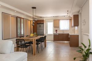 a kitchen and dining room with a table and chairs at CASA di FLORI in Epáno Flória
